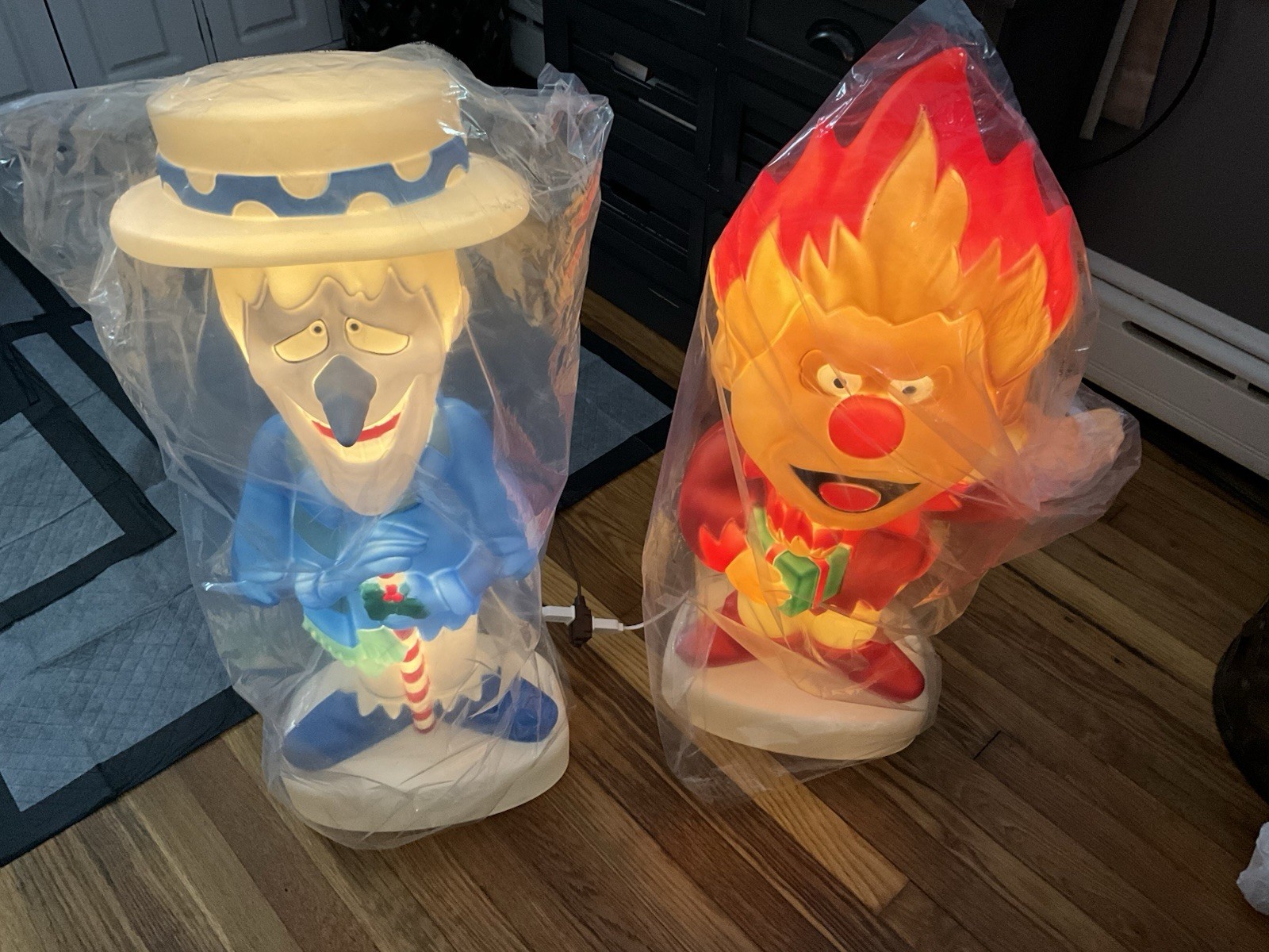 Warner Bros 32″ Heat and Snow Miser Lighted Blow Mold Outdoor Christmas Decor