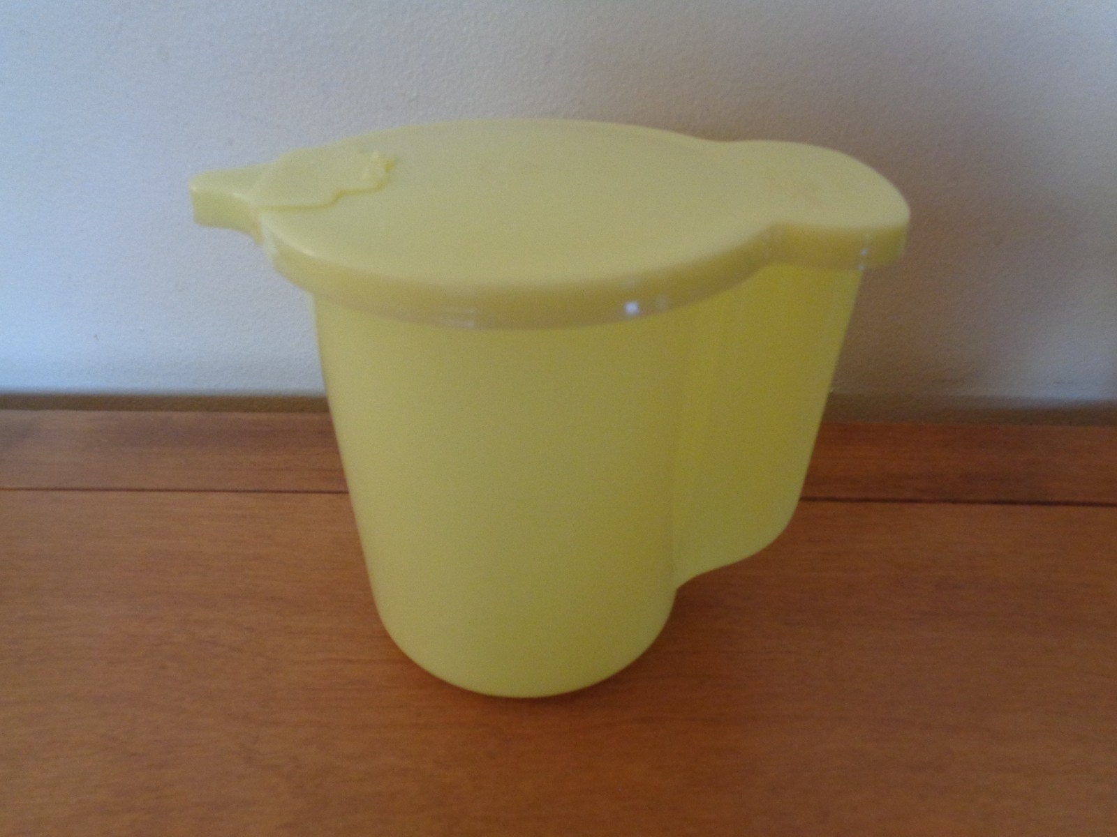 Vintage Tupperware Yellow Milk/Cream/Juice Pitcher 131-3 w/Lid/Hinged Spout