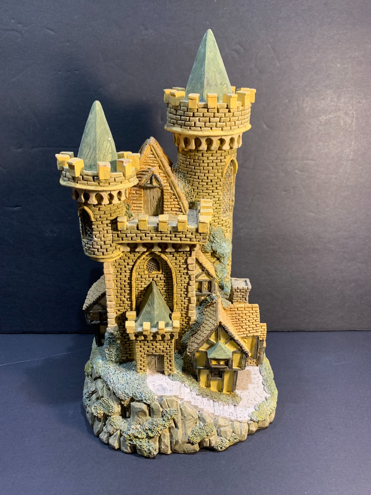 David Winter Cottages Guardian Castle – Limited Edition (1993) Handmade/Painted