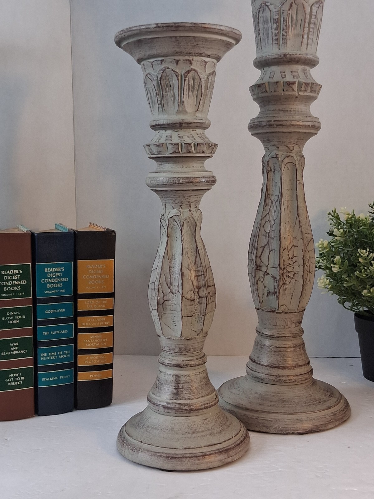 NWT Deco 79 Traditional Distressed White Mango Wood Pillar Candle Holders – Pair