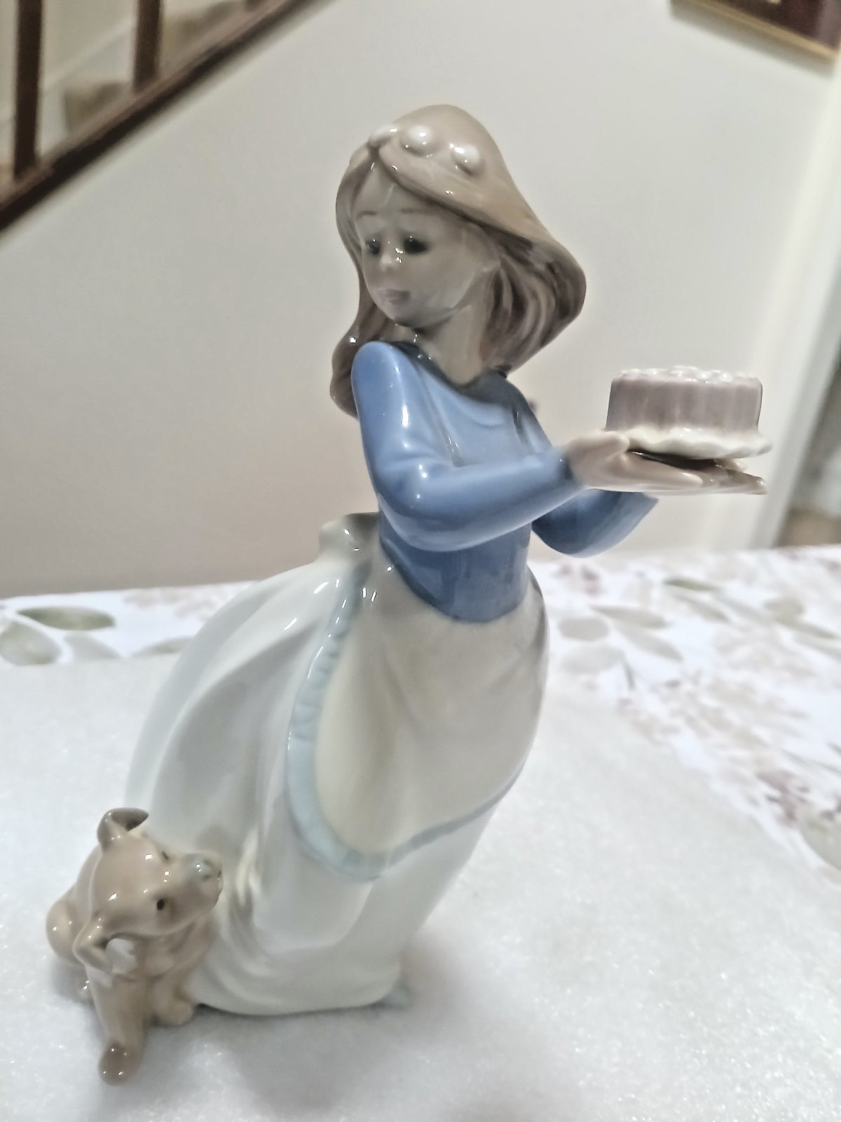 Nao by Lladró “Girl with Cake and Dog” – DAISA 1985 – Retired Figurine – 045