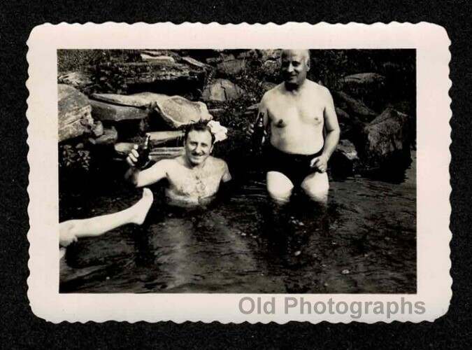 SWIMMING HOLE PARTY MEN SEXY SWINSUITS DRINKING LEG FOOT OLD/VINTAGE PHOTO- E870