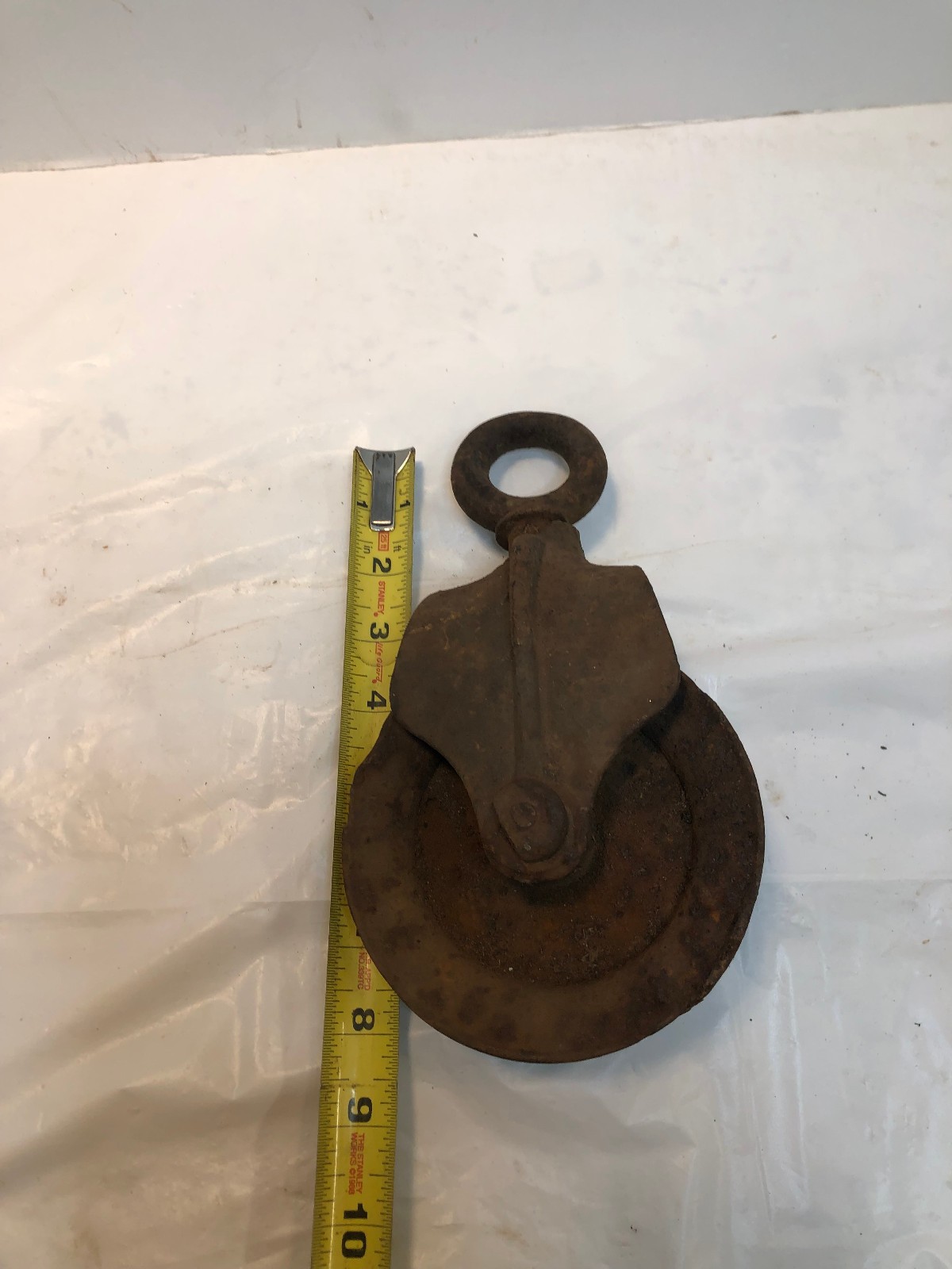 Vintage Cast Iron Metal Single Pulley Block Tackle Hook Primitive Decor Only