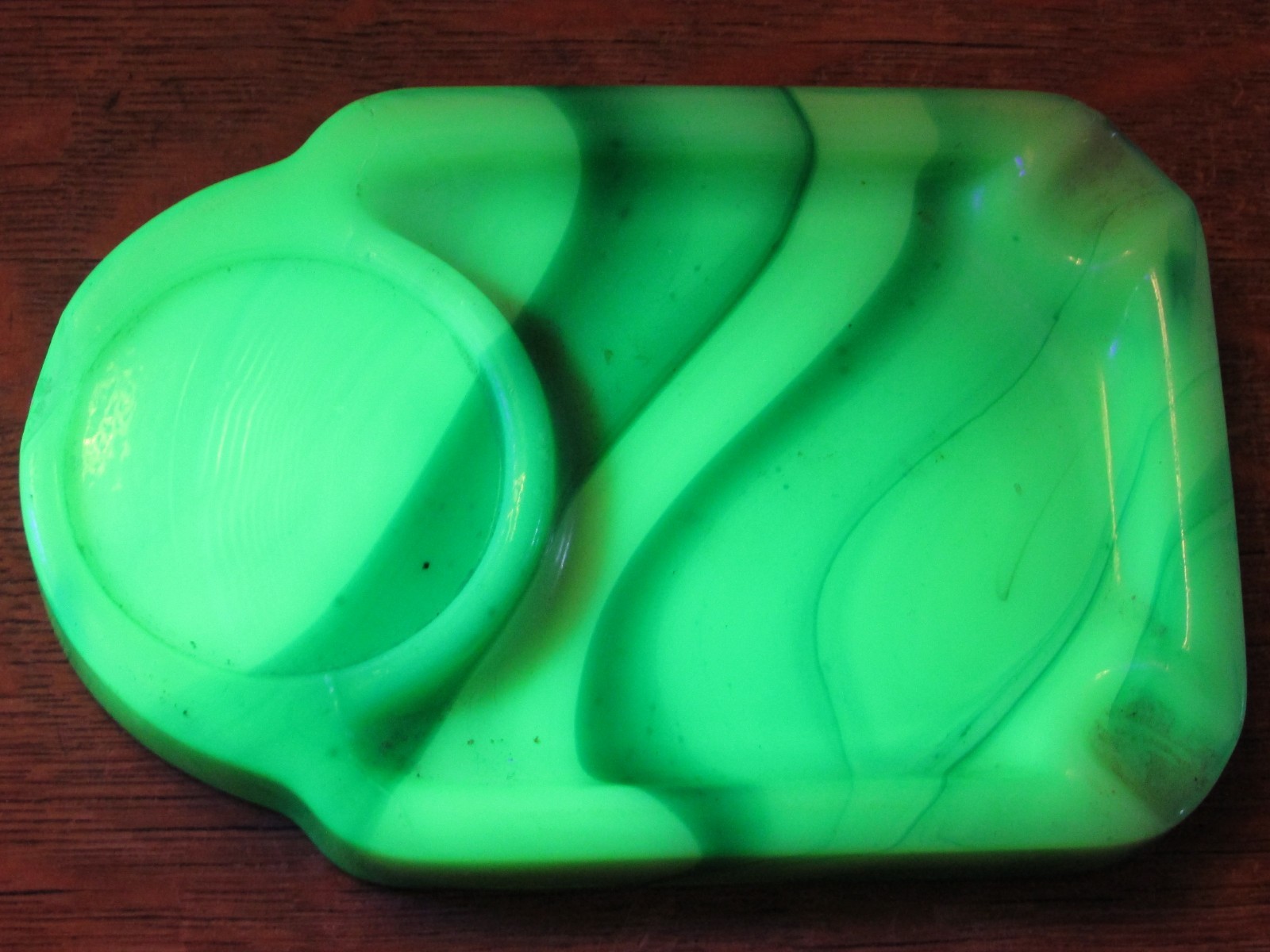 1930s VIDRIO Light/Dark GREEN Taffy Swirl AKRO Agate URANIUM Glass Ashtray GLOWS