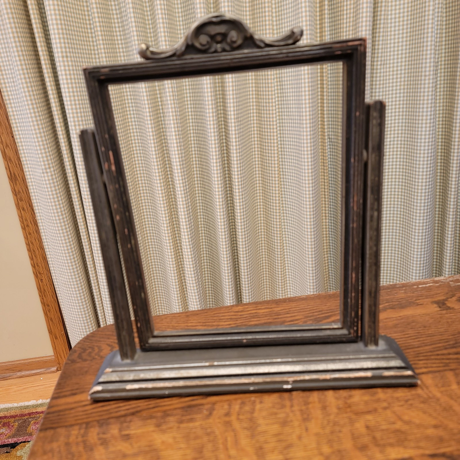 VINTAGE GRAY/BROWN WOODEN 7″ X 9″ PICTURE FRAME ON SWINGING STAND “NO GLASS”