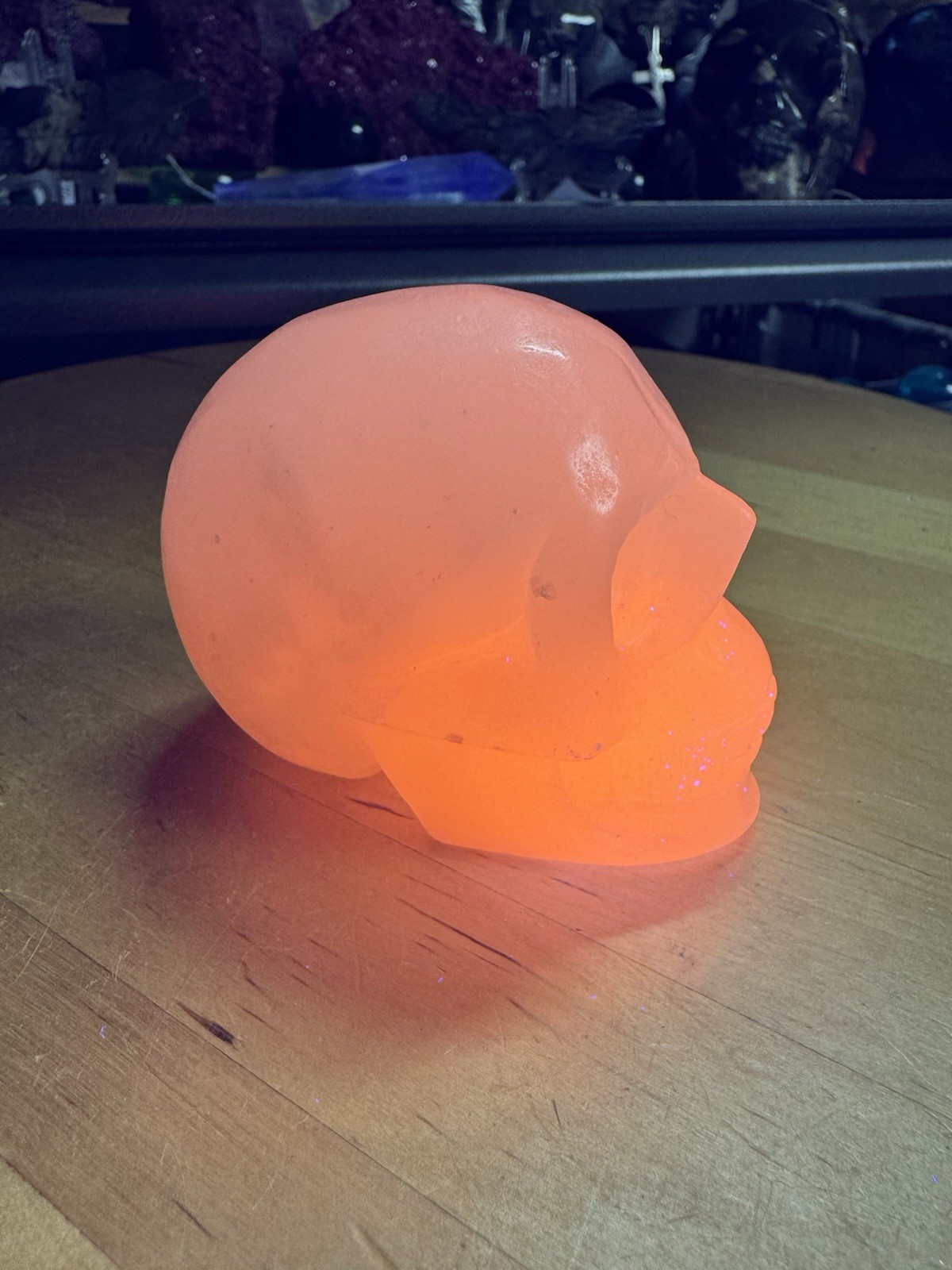 6980 Mangano Calcite Skull Uv Reactive 2.9”T 2.1”W 3.5”L Wt. 1 Lb. 3 Oz.