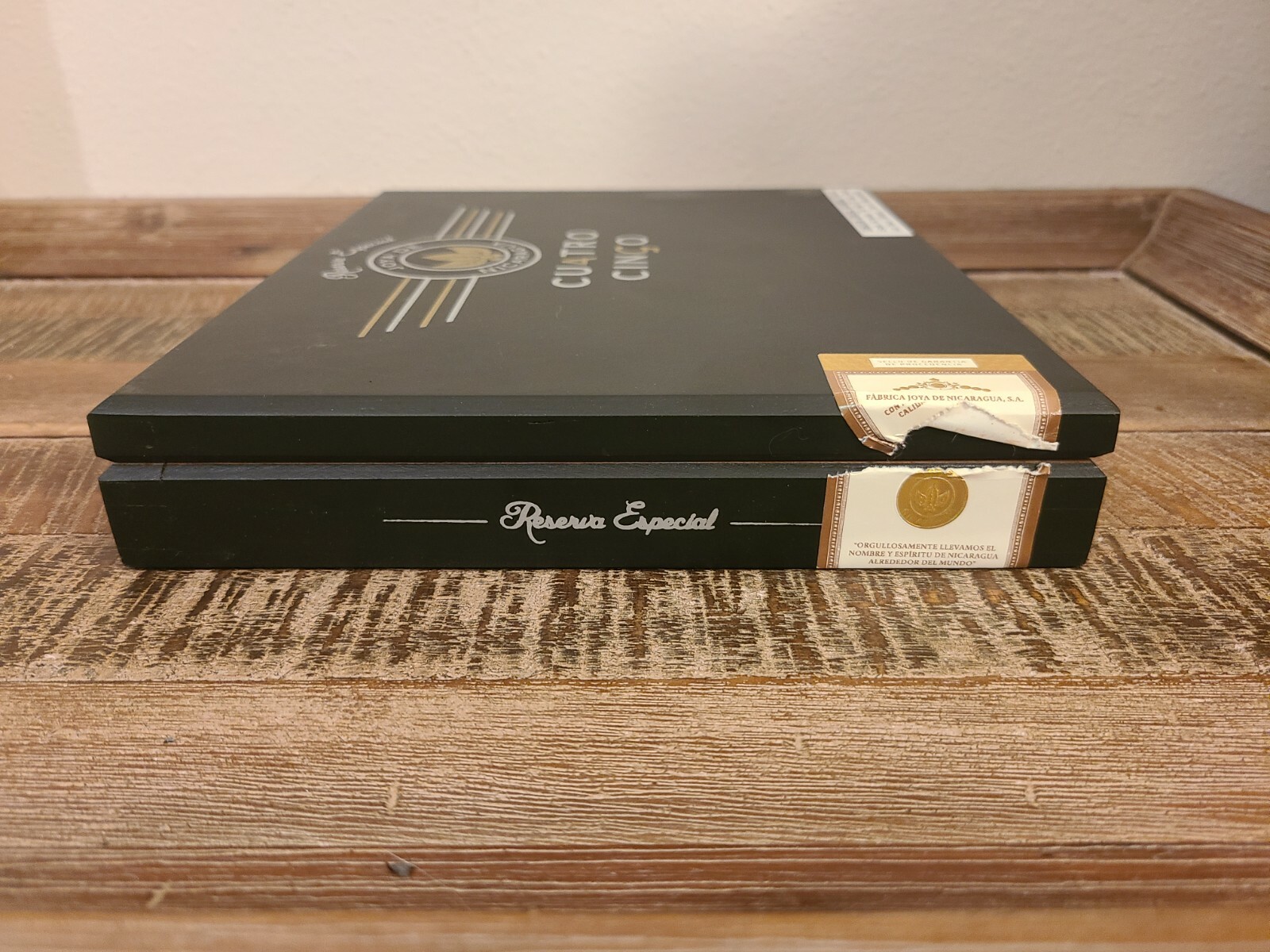 Empty Cuatro Cinco Joya De Nicaragua Wood Cigar Box 9 1/4″ x 7 3/4″ x 1 1/4″