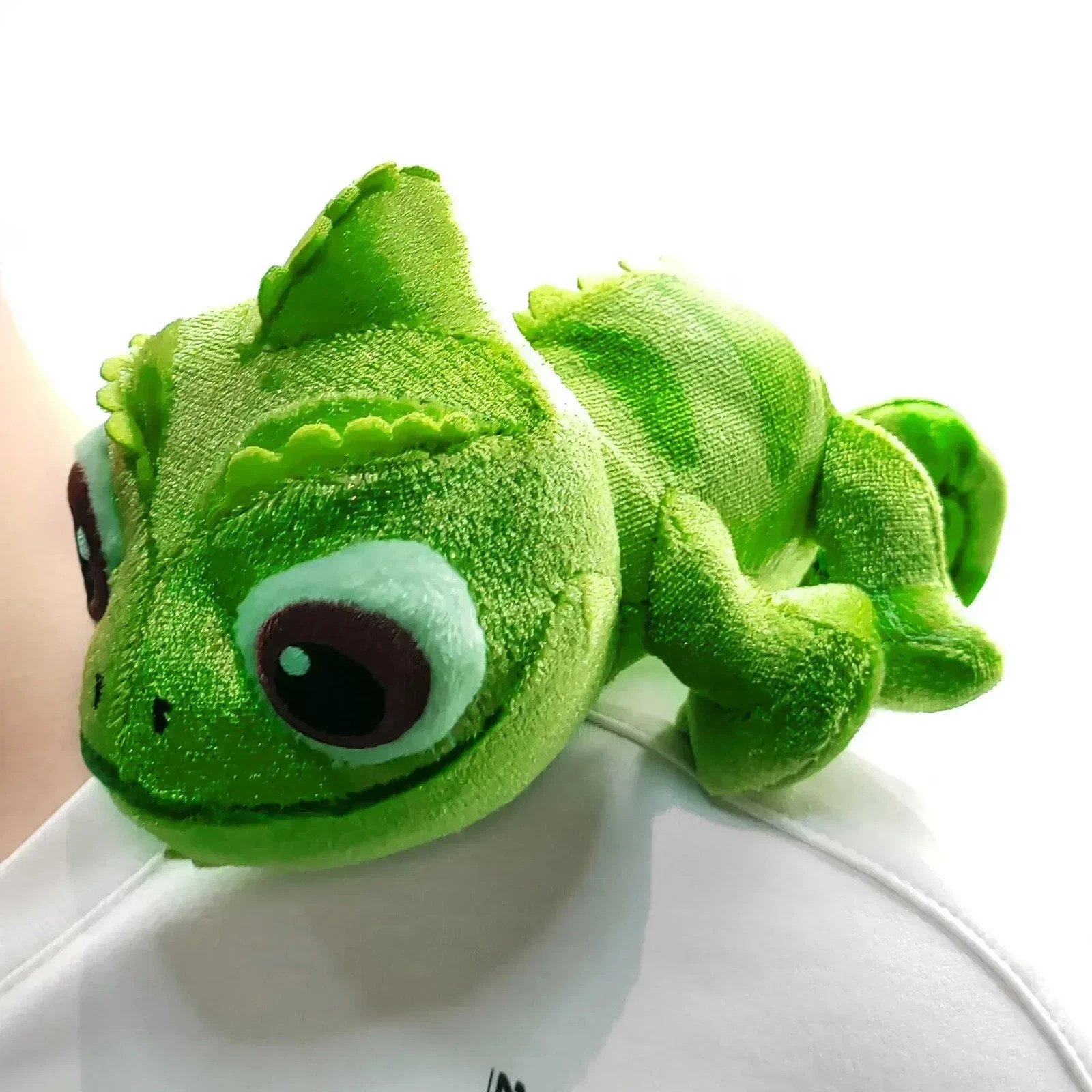 Disney Tangled Pascal Shoulder Stuffed Animal Magnetic Chameleon
