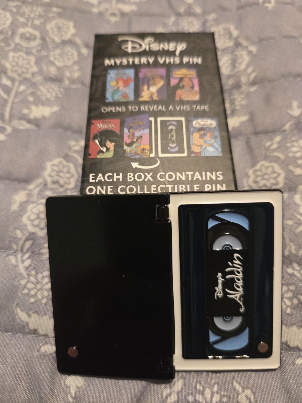 Disney Princess VHS Hinged Mystery Pin – Aladdin & Jasmine Magic Carpet Ride Pin