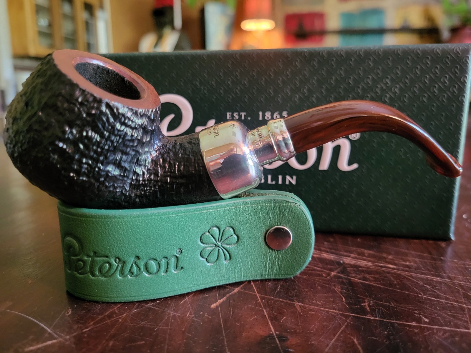 Peterson Newgrange Spigot (XL 02) Fishtail with Peterson Leather Pipe Stand. NEW