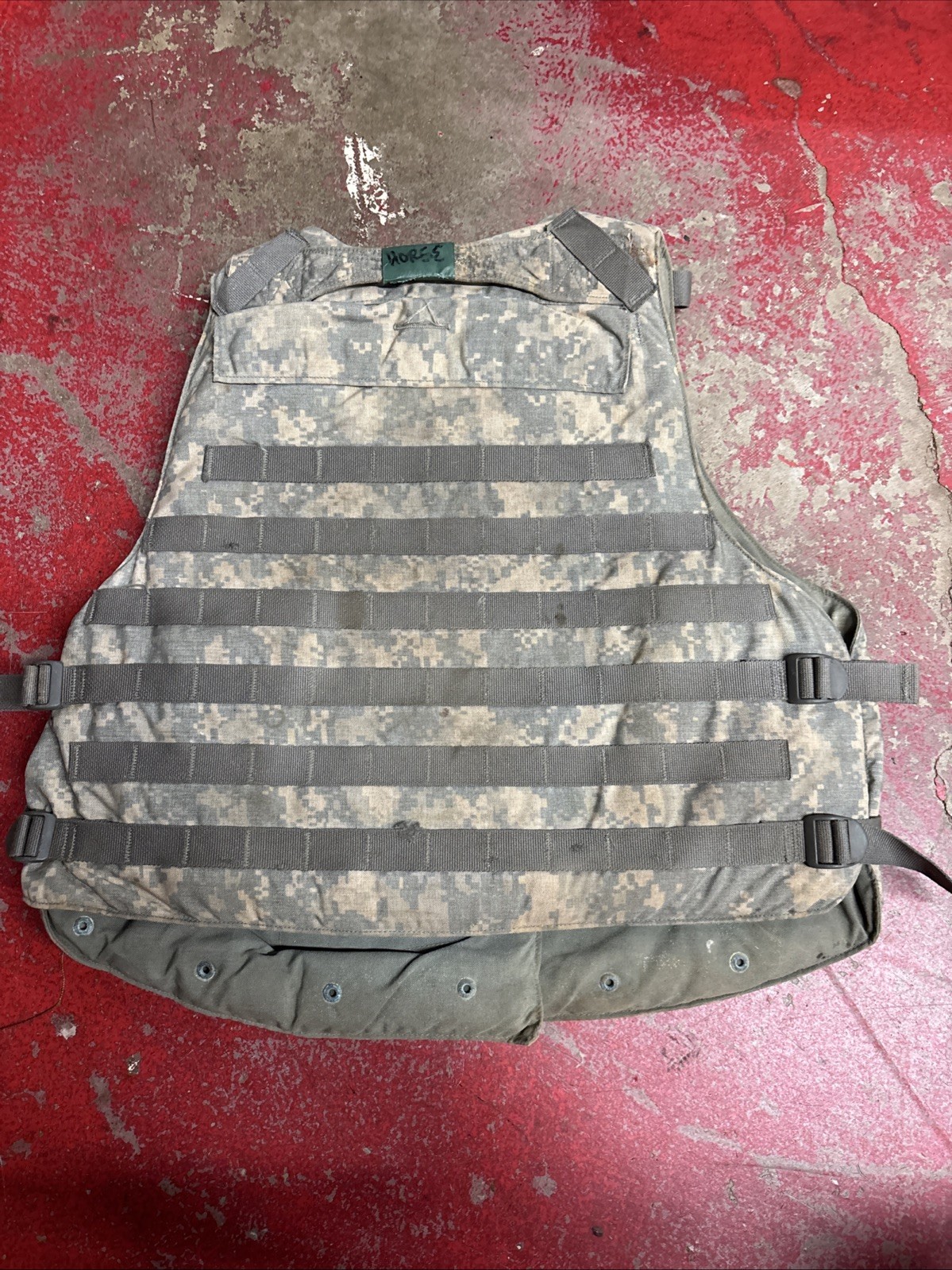 ARMY ACU PLATE CARRIER MEDIUM w/ INSERTS lot R