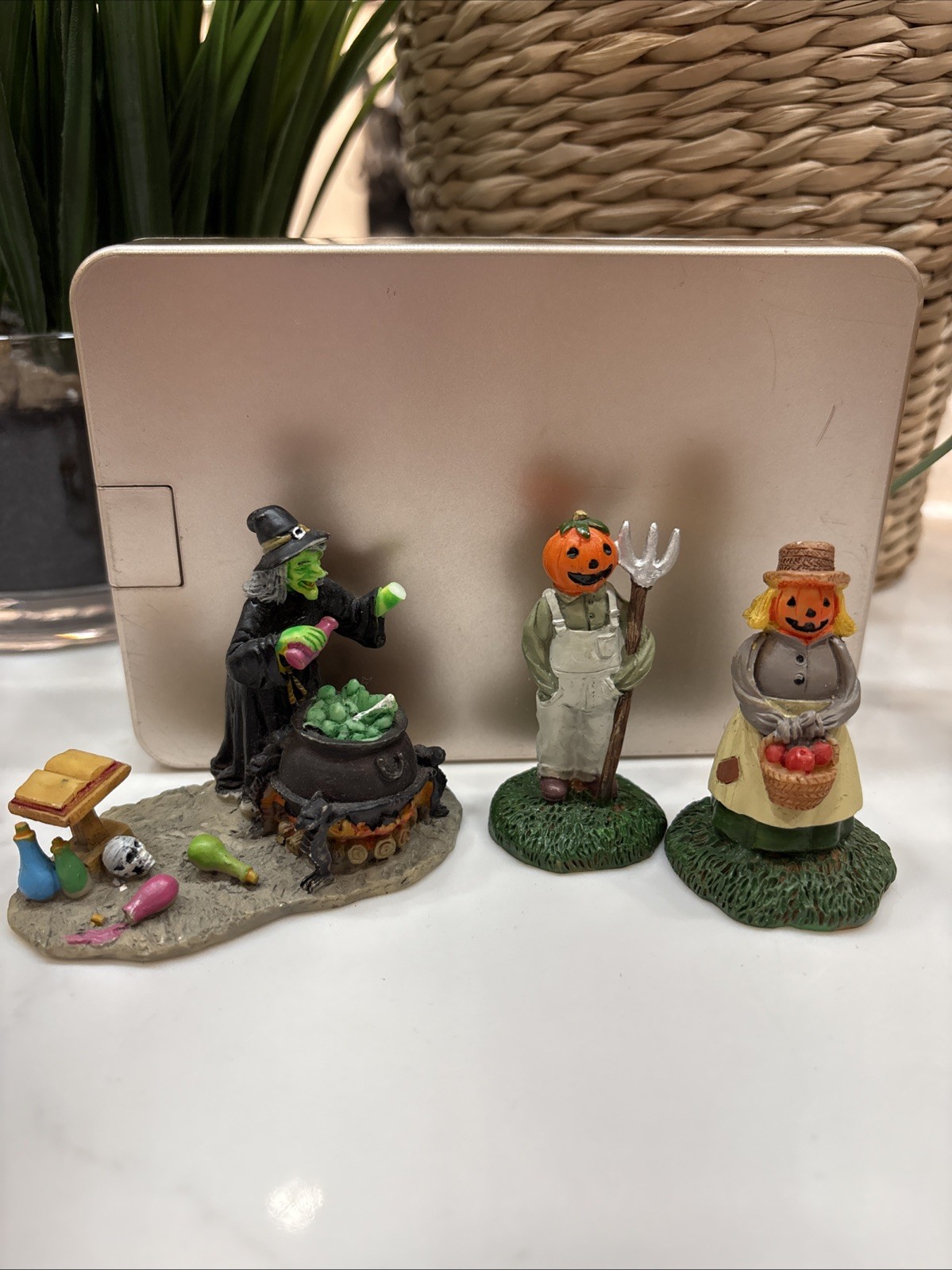 Lemax Spooky Town MR & MRS PUMPKIN #52125 • RETIRED And Witch With Cauldron