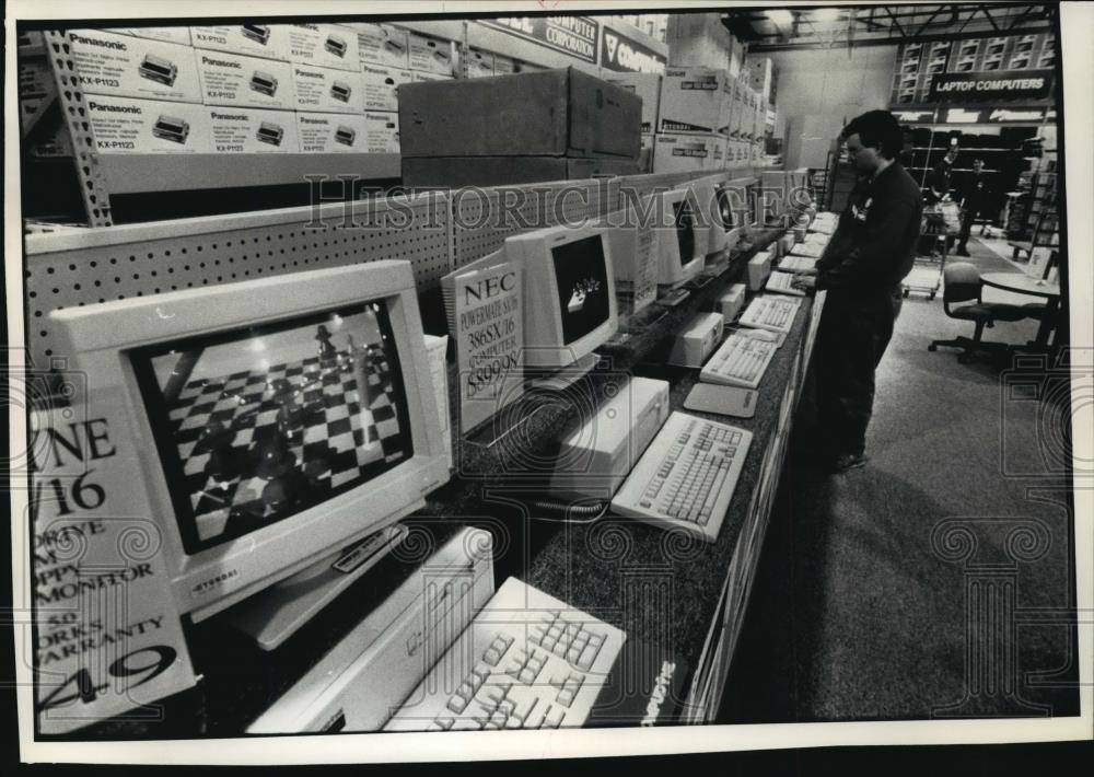 1992 Press Photo Dennis Sinclair of CompUSA working on store display – mja78036