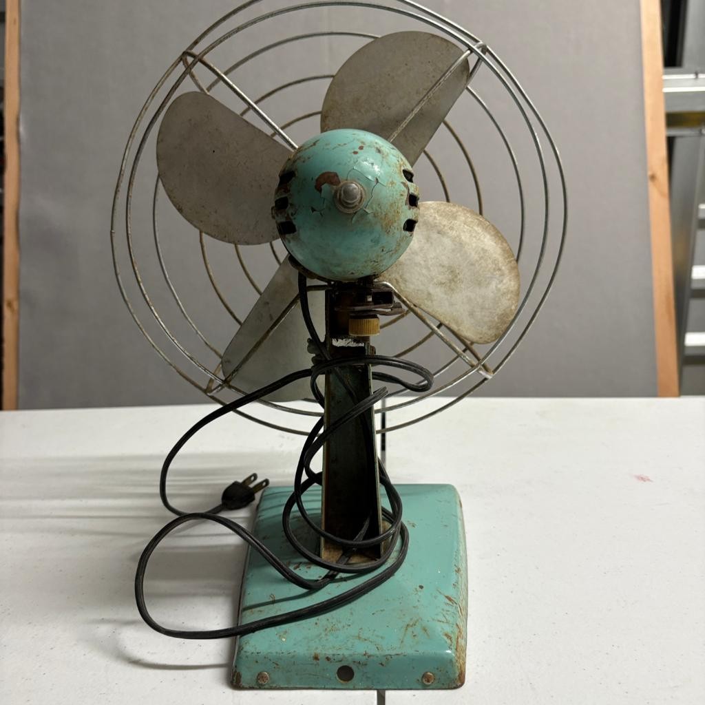 Vintage Eskimo Fan Model 101004 McGraw-Edison Teal Blue Metal Desk Table Fan