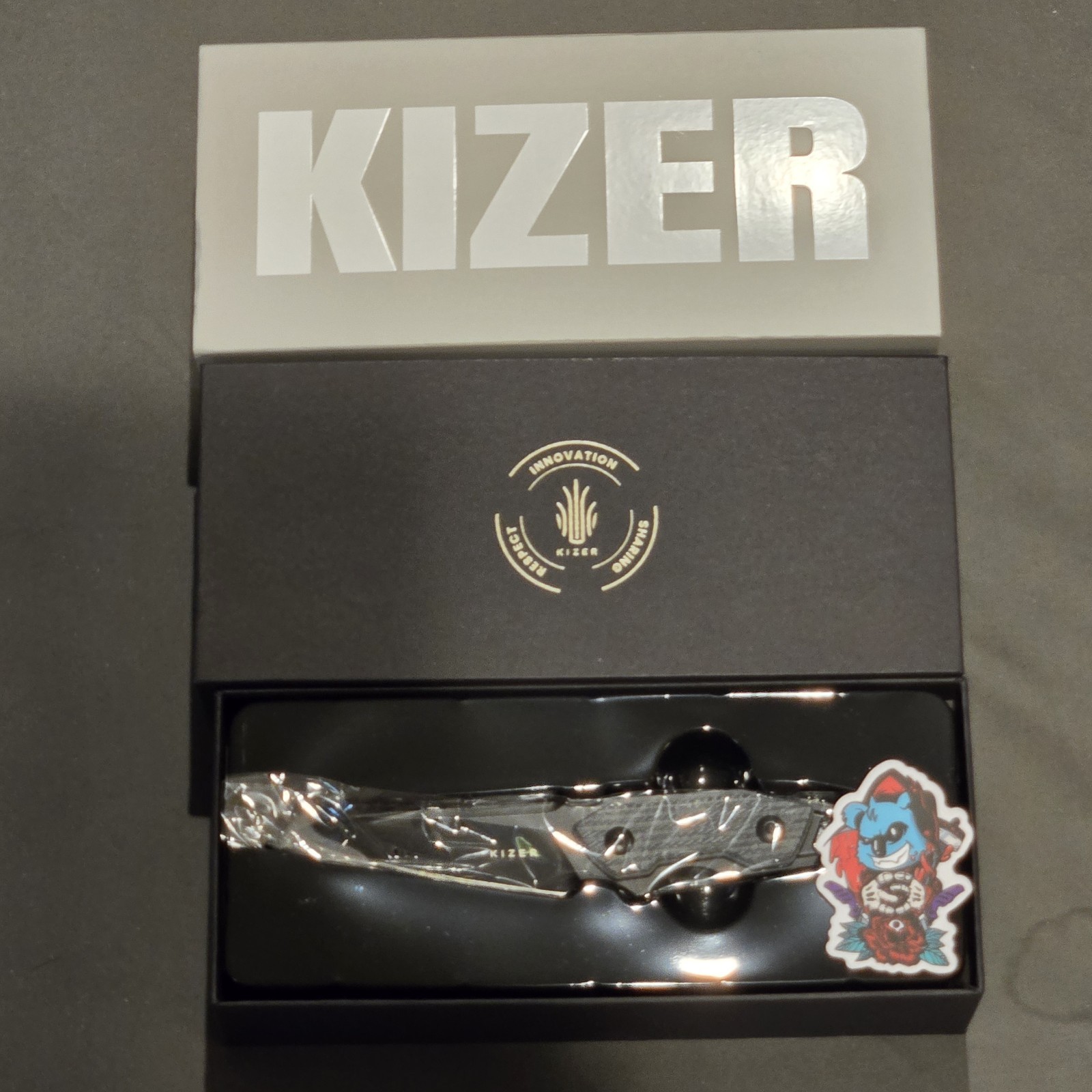 Kizer-Marcie Torbe-Groom1060A1-Fixed D2 Blade w/Kydex Sheath-Lanyard-Xtra Scales