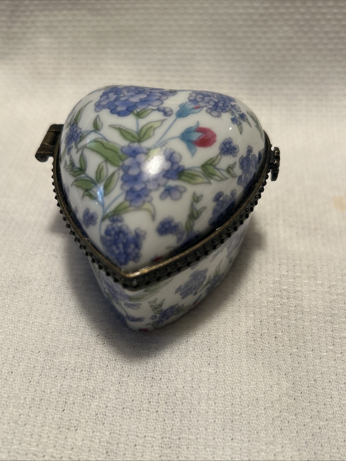 Vintage Porcelain Hinged Heart Shaped Trinket Box 1 3/4″ x 2 1/2″ x 2″