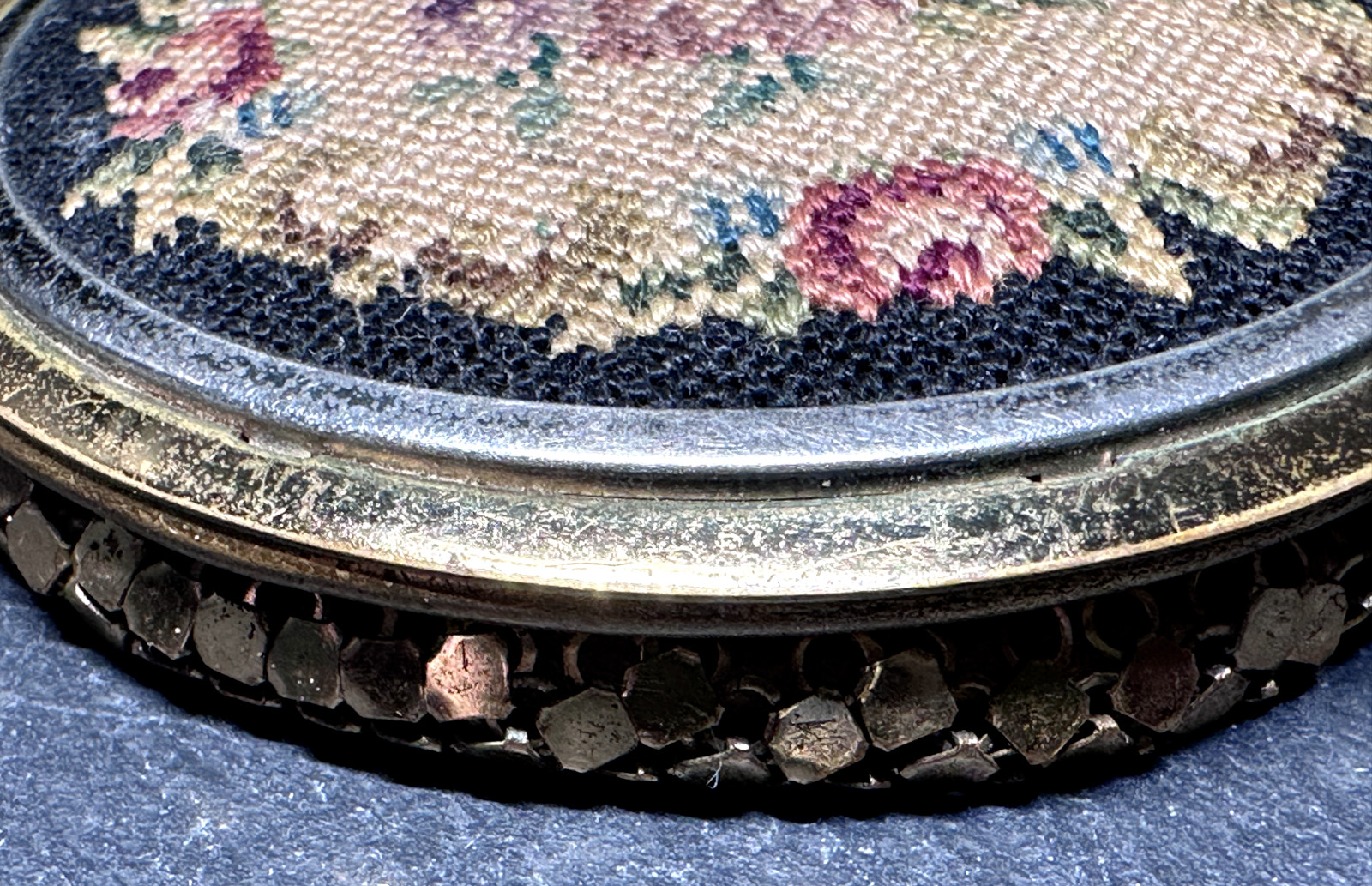 VINTAGE FLORAL NEEDLEPOINT 2.5″ POWDER COMPACT WITH GOLDEN MESH BASE E299