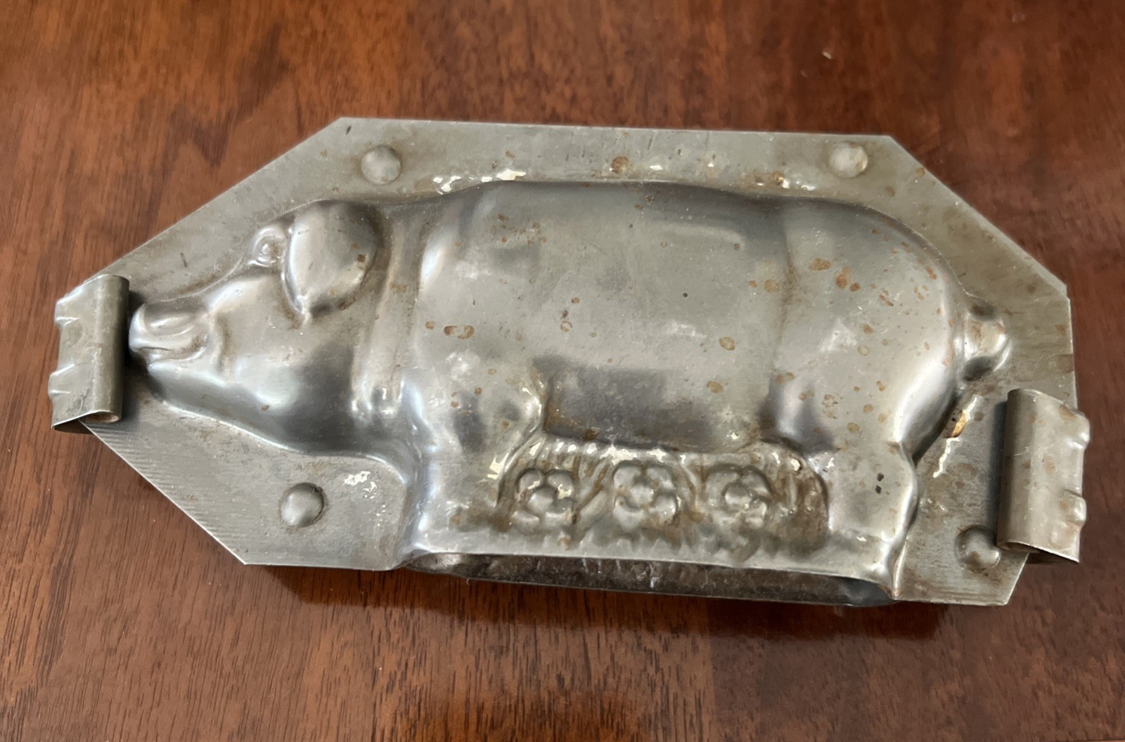 VINTAGE ANTIQUE PIG CHOCOLATE MOLD / MOLDED STEEL 6 3/4″ WIDE