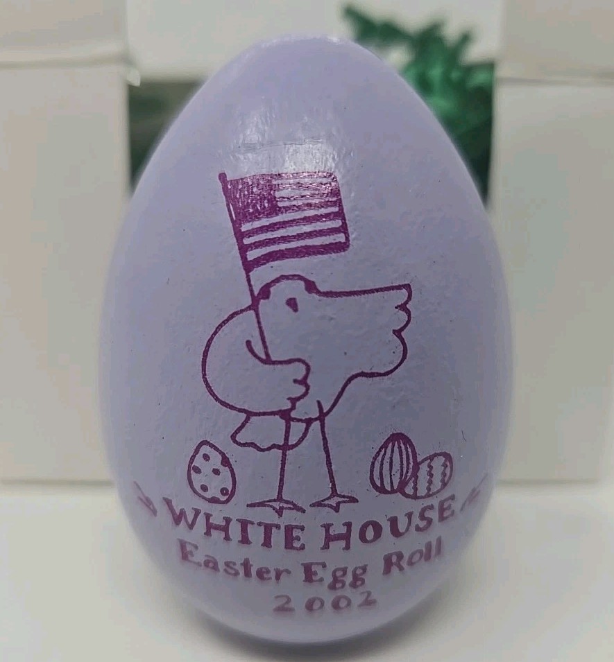White House LAURA BUSH 2002 LIGHT GREEN Or Purple EASTER EGG ROLL