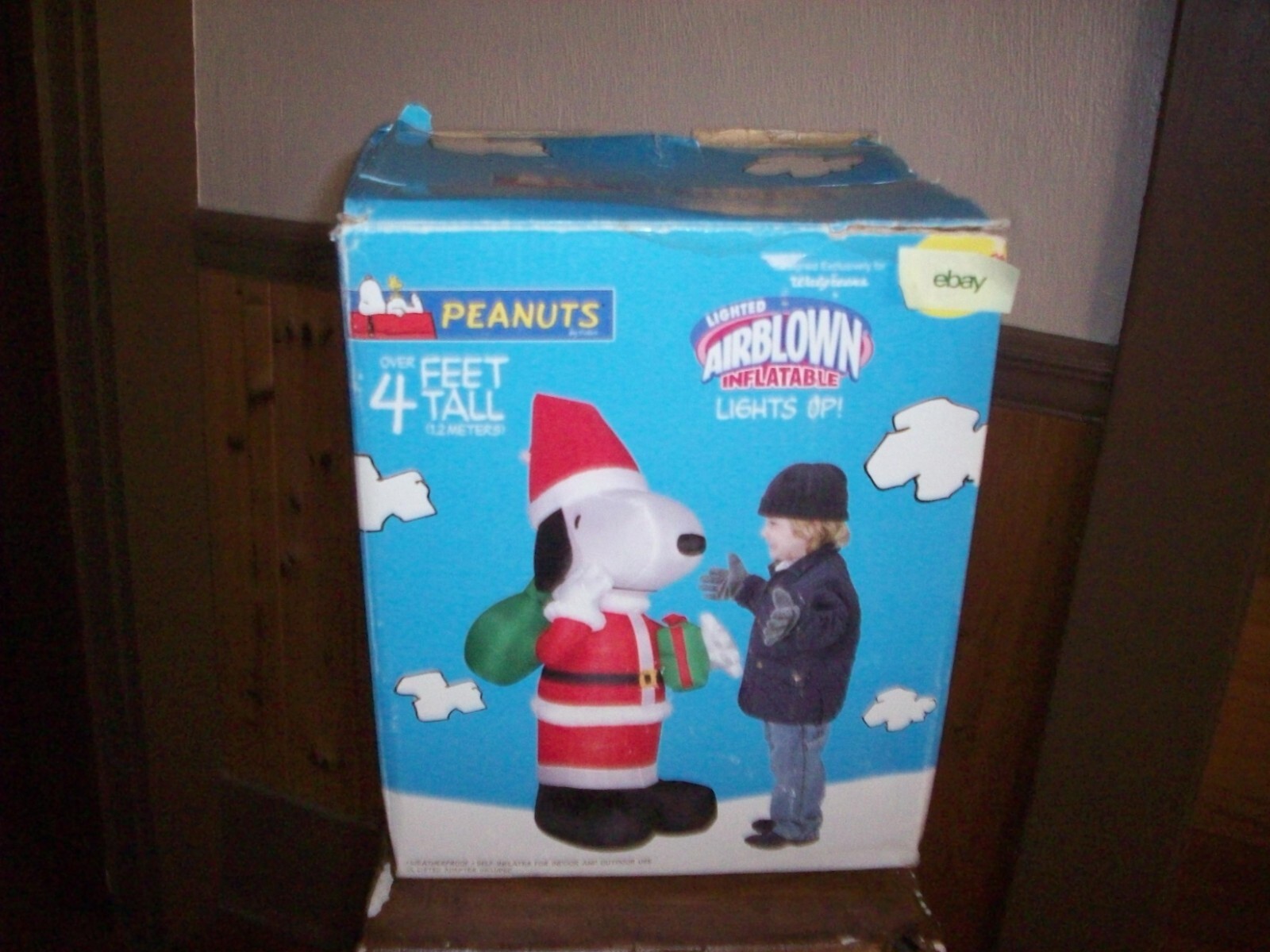 Gemmy Over 4′ Airblown Snoopy in Santa Suit with Present and Gift Bag Inflatable