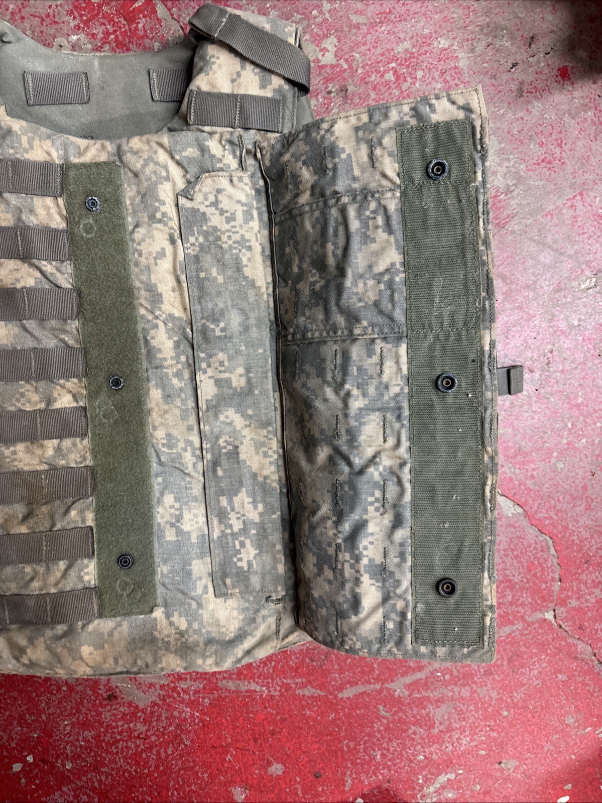 ARMY ACU PLATE CARRIER MEDIUM w/ INSERTS lot R