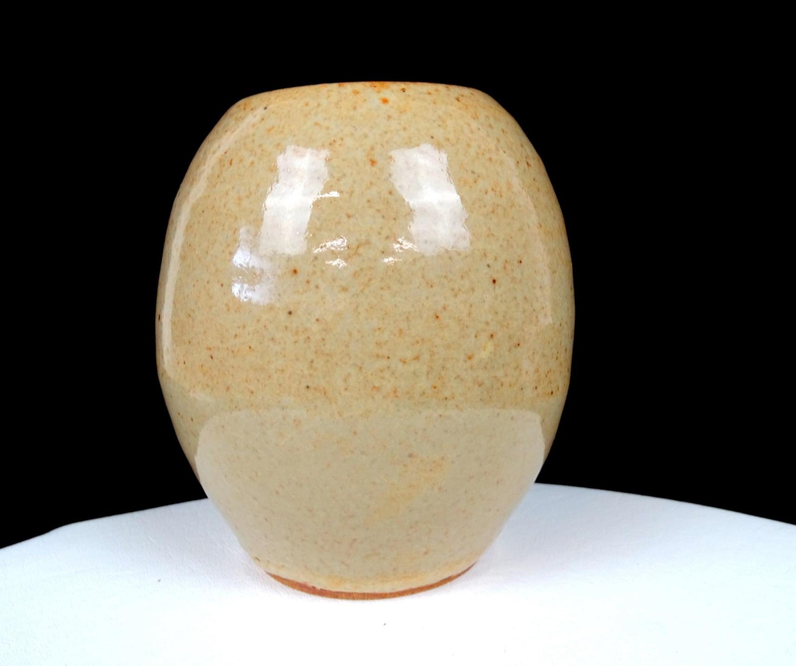 STUDIO ART POTTERY SUZY SIGNED STONEWARE TAN SPECKLED DRIP GLAZE 5 3/8″ VASE