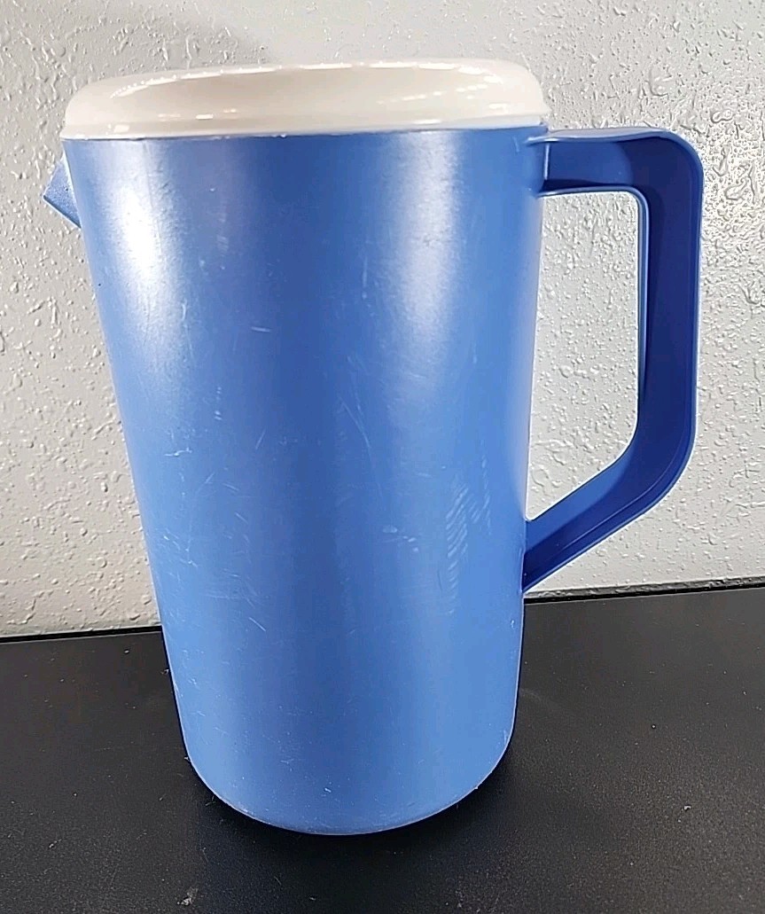 Rubbermaid 1 Gallon Pitcher Blue #2718 With Lid USA Made Vintage