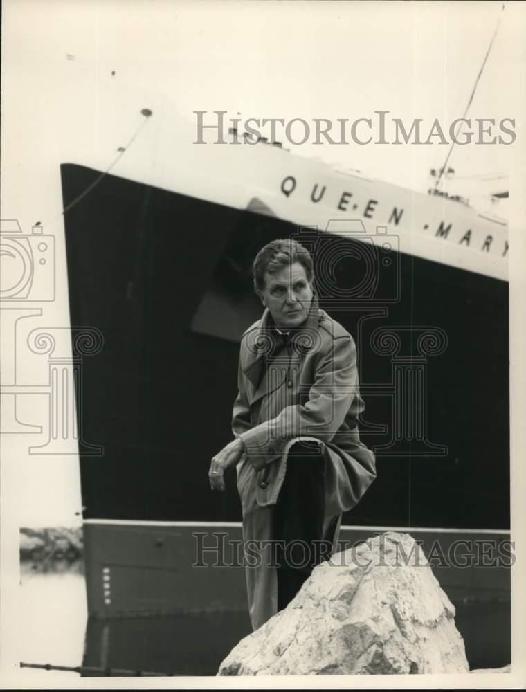 1989 Press Photo Robert Stack in a scene from NBC-TV’s “Unsolved Mysteries”
