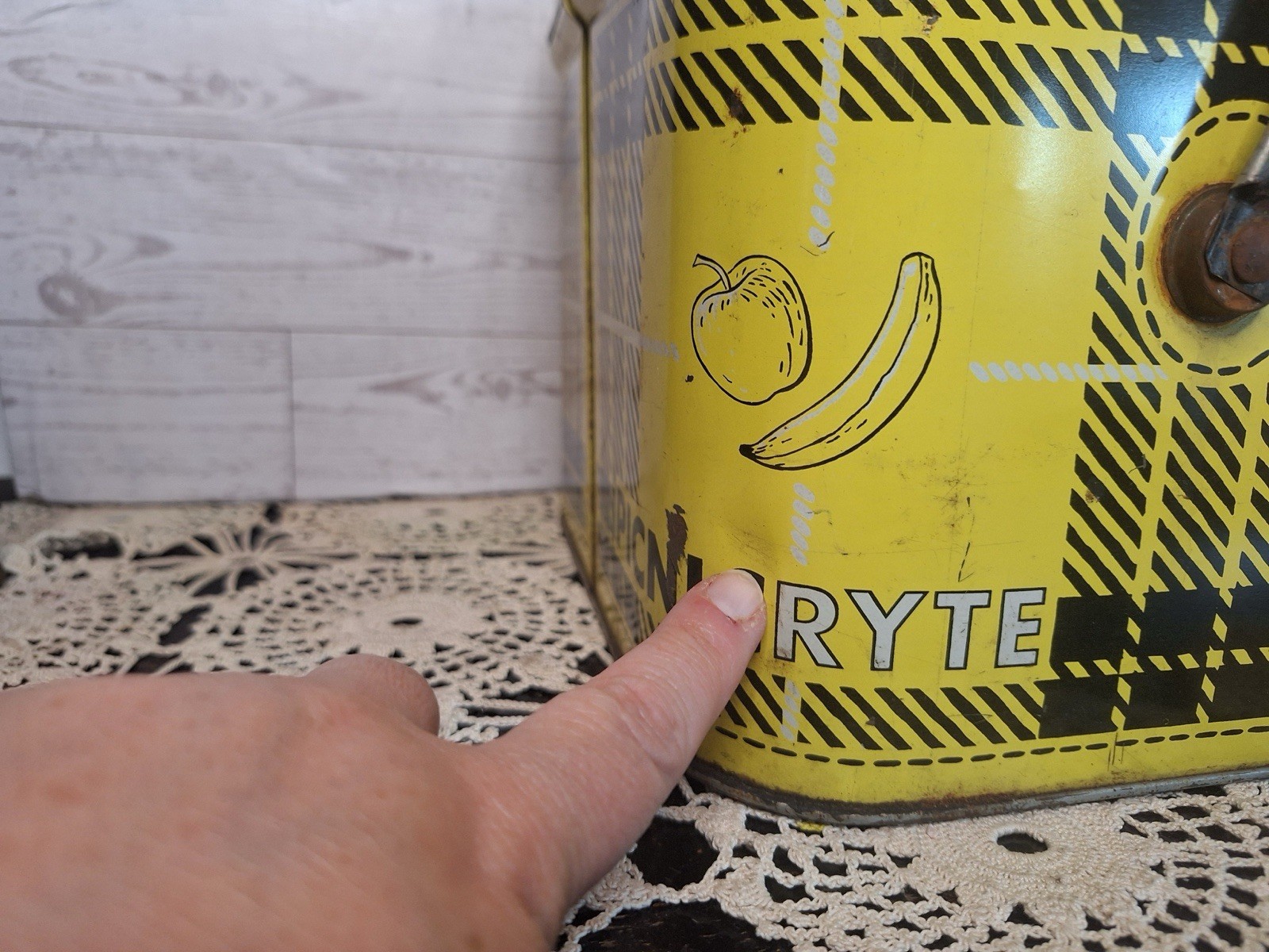 Vntg. Nesco Picnicryte Yellow/Black Plaid Metal Picnic Basket, Picnic Tin