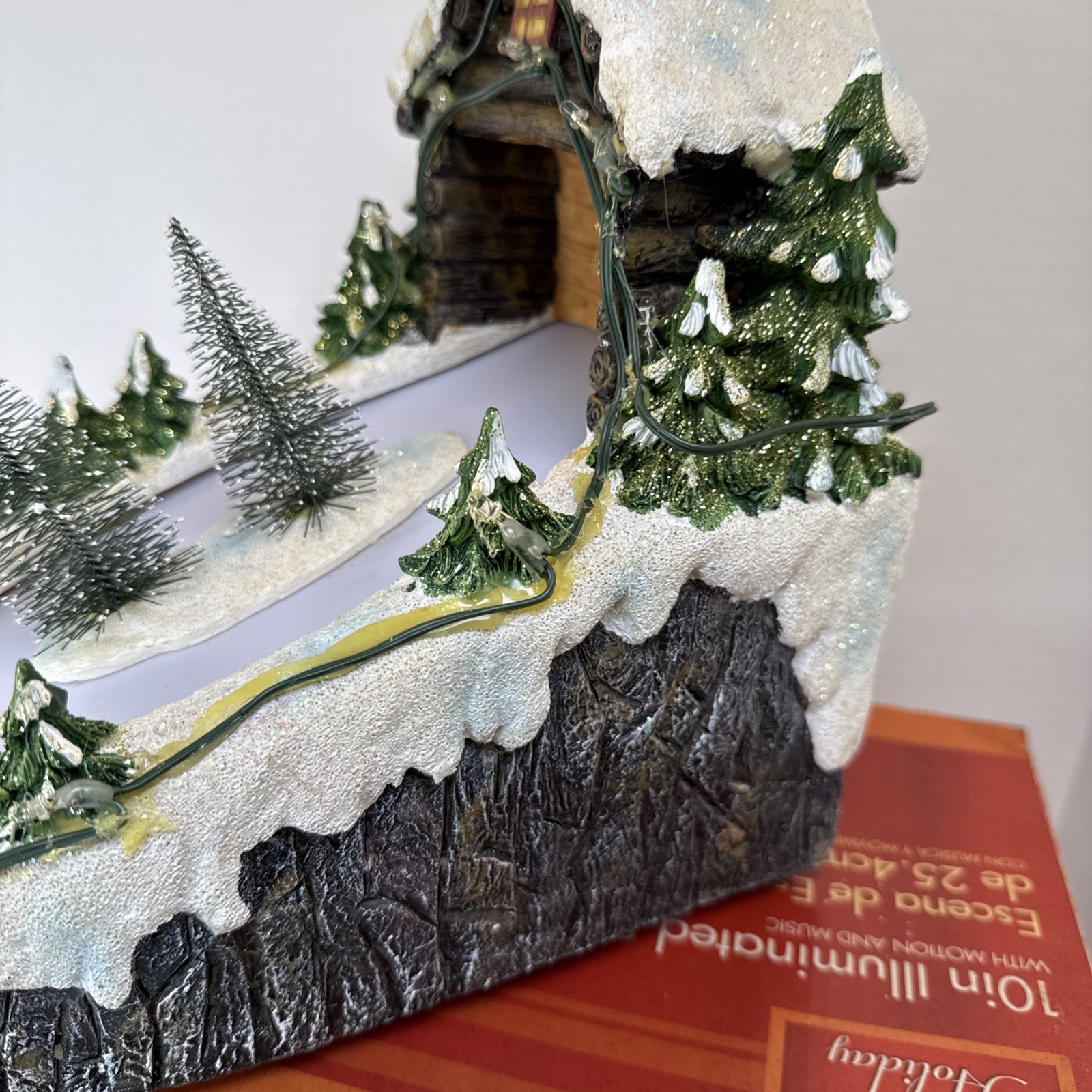 Home Accents Holiday 10″ Illuminated Ski Scene w/ Motion & Music – 4 Figurines