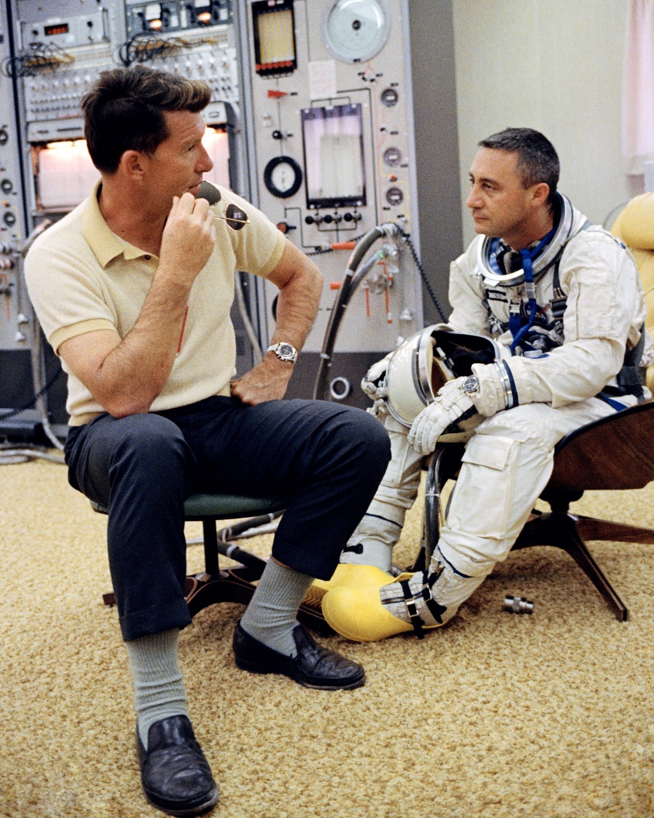 ASTRONAUT GUS GRISSOM & WALLY SCHIRRA PRIOR TO GEMINI 3 8X10 NASA PHOTO (BB-946)