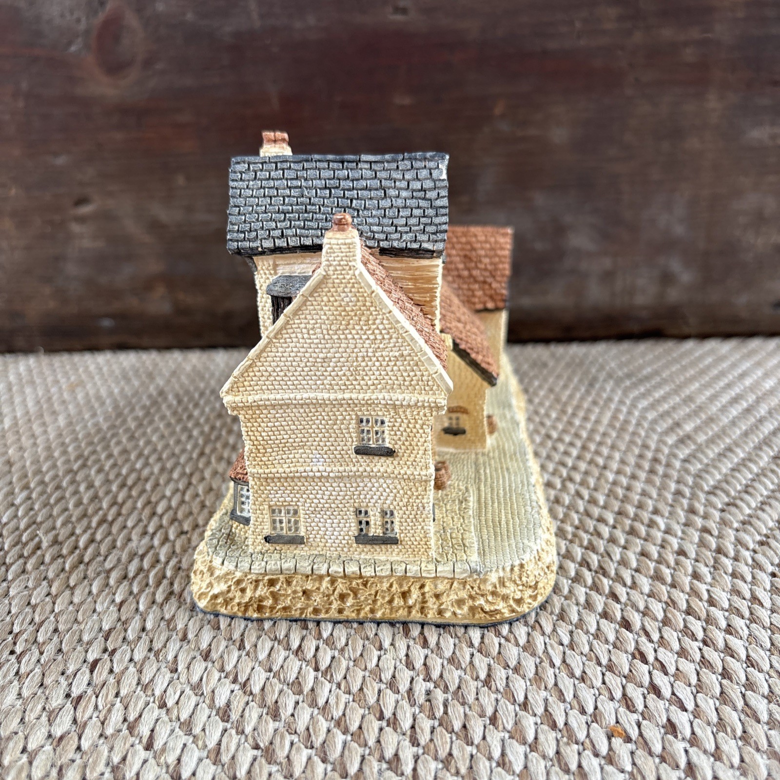 Cottages Collection by David Winter “The Lion” Pub