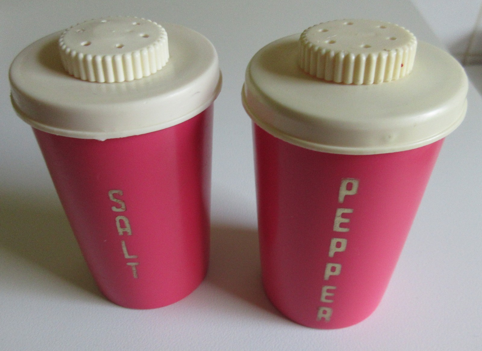 Vtg Hot Pink Plastic Salt Pepper Travel Shakers RV Camper Outdoor Kitchen Retro