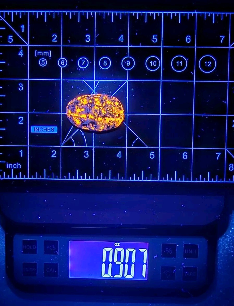 SUPER BRIGHT Glowdalite rock- Syenite Fluorescent Sodalite AKA Emberlite- 0.9 OZ