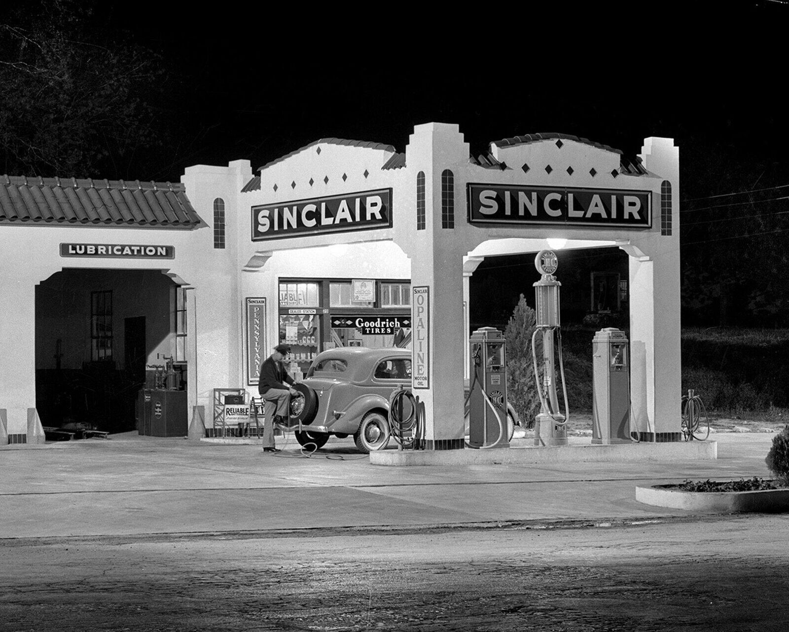 1939 Texas SINCLAIR GAS STATION at Night Classic Car Retro Poster Photo 11×17