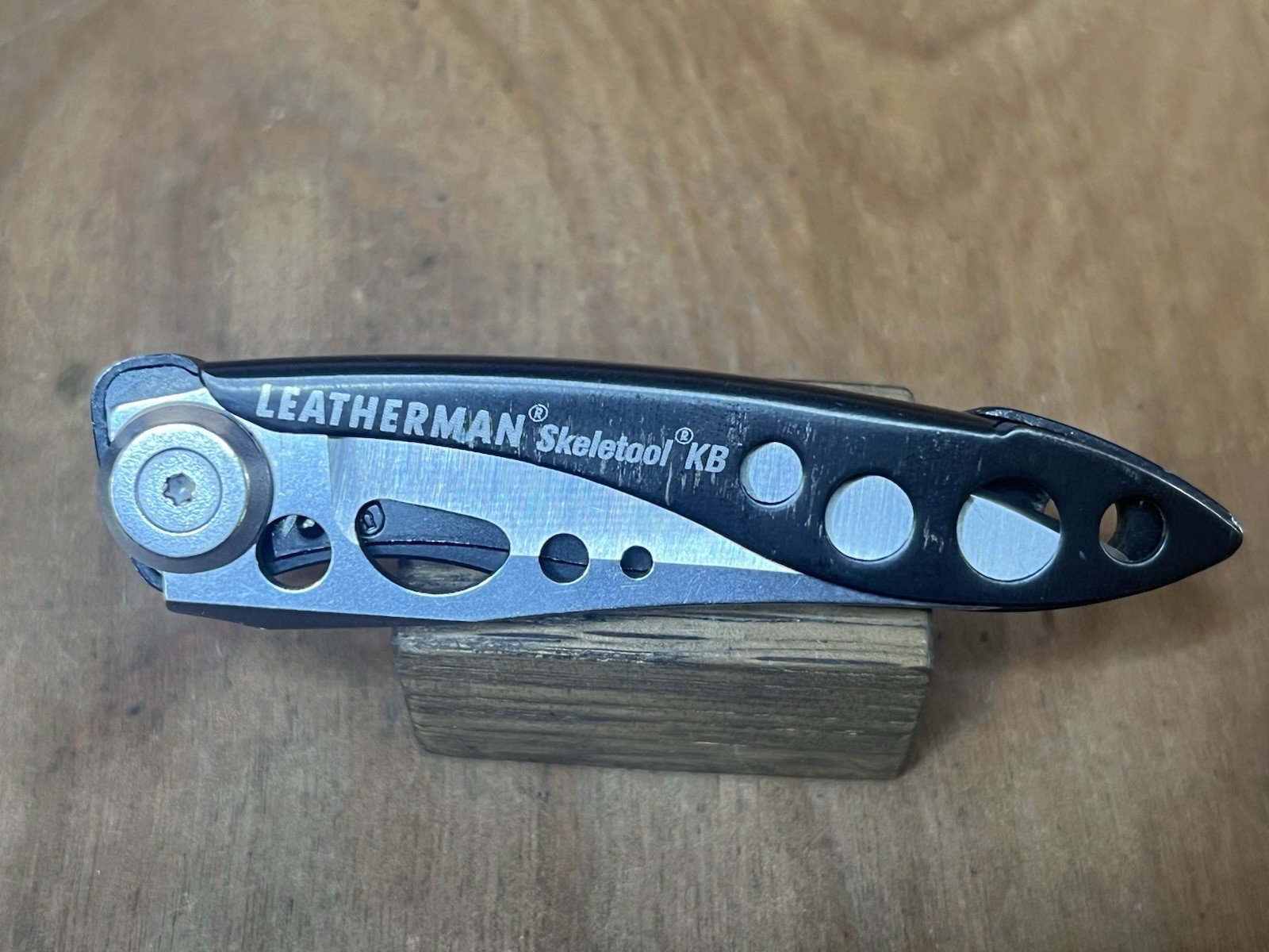 Leatherman Skeletool KB Onyx 420HC Plain Blade w/Bottle Opener USA Excellent!