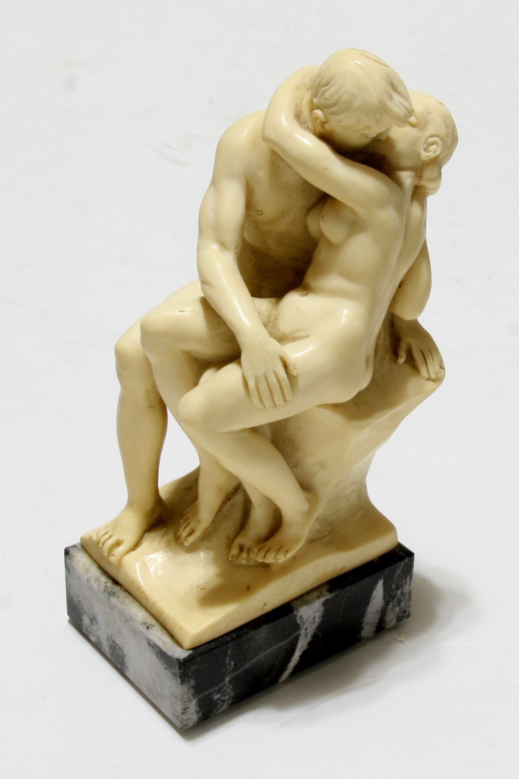 “The Kiss” Sculpture Statue By Gino Ruggeri Made In Italy 5 Inches Tall Vintage