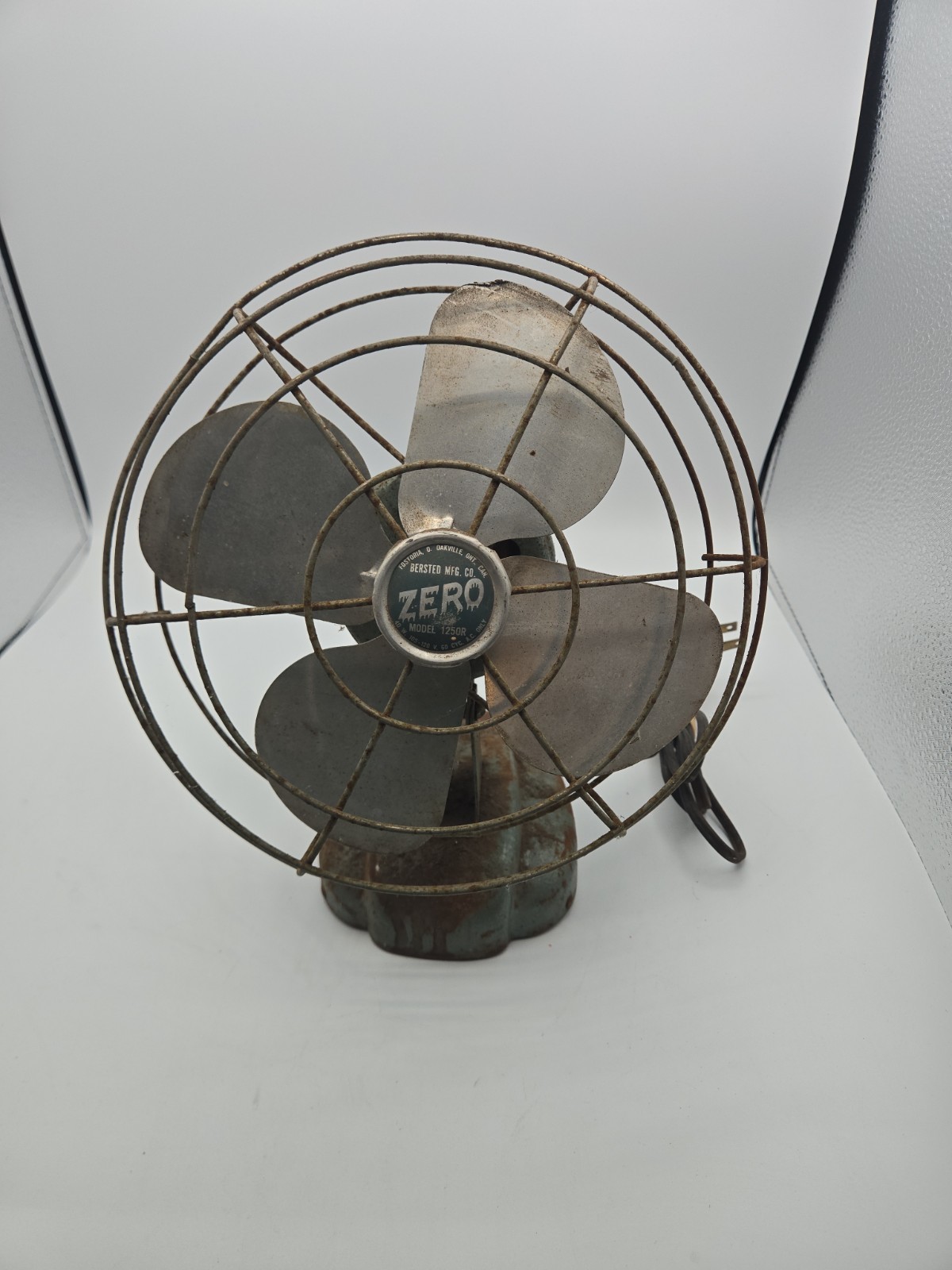 Vintage Zero Model 1250R Electric Desk Fan Bersted Mfg Co 4 Blade Not Tested