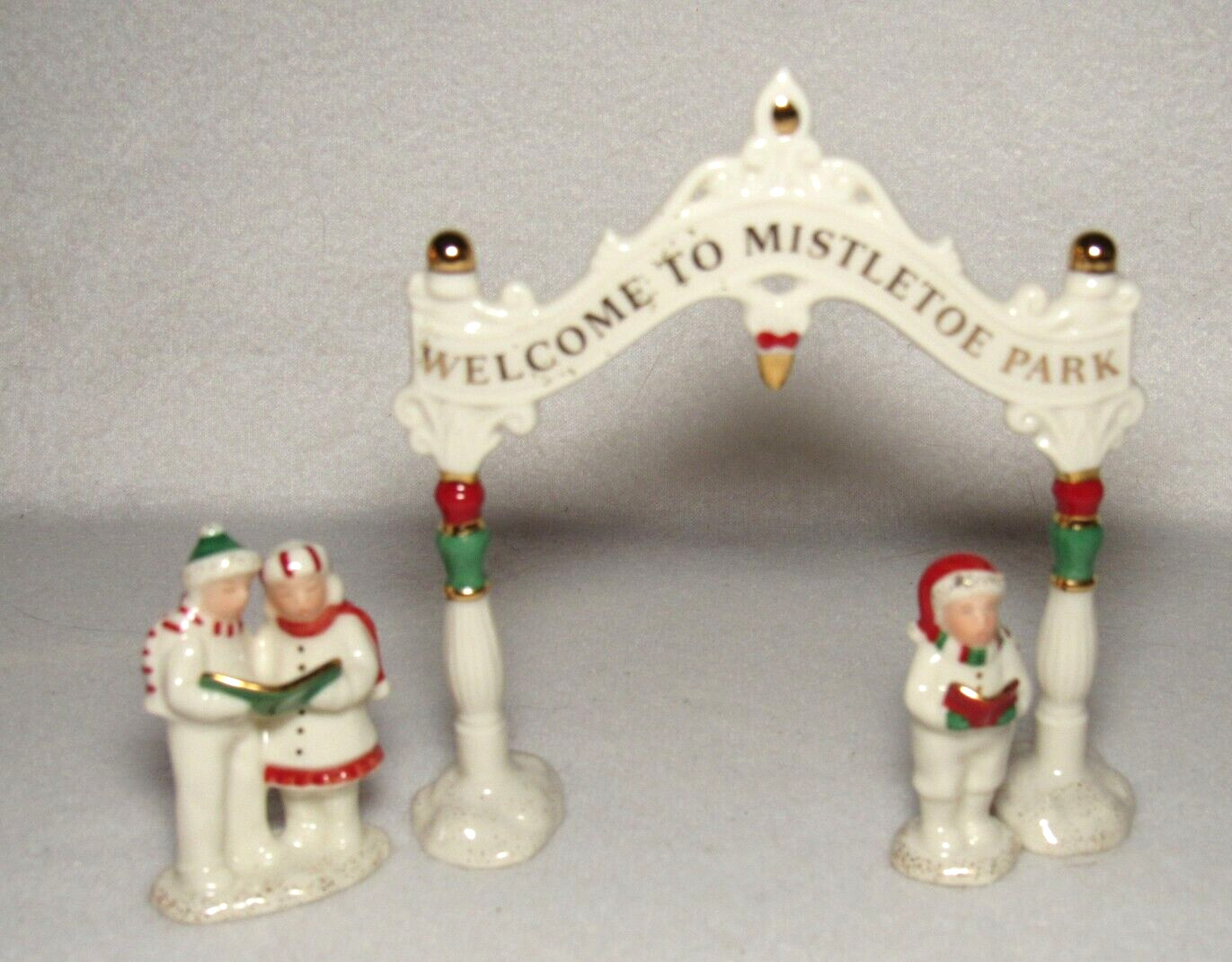 Carolers And Town Sign Lenox Village Treasures Mistletoe Park #6340228 – NIB