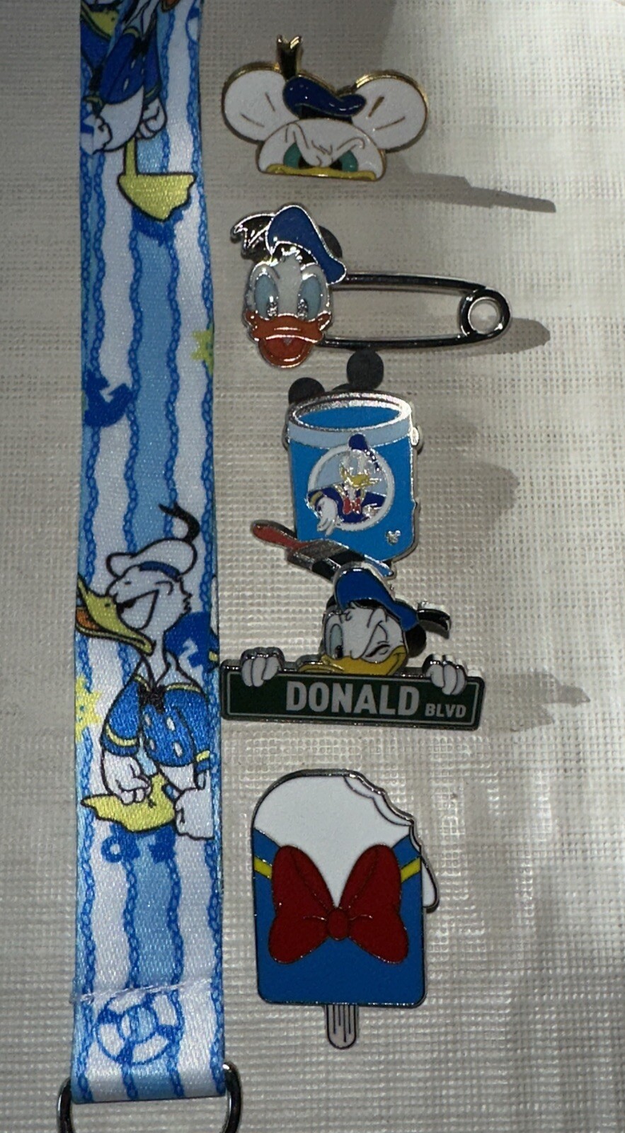 Donald Duck lanyard starter set with 5 Disney Trading Pins NEW