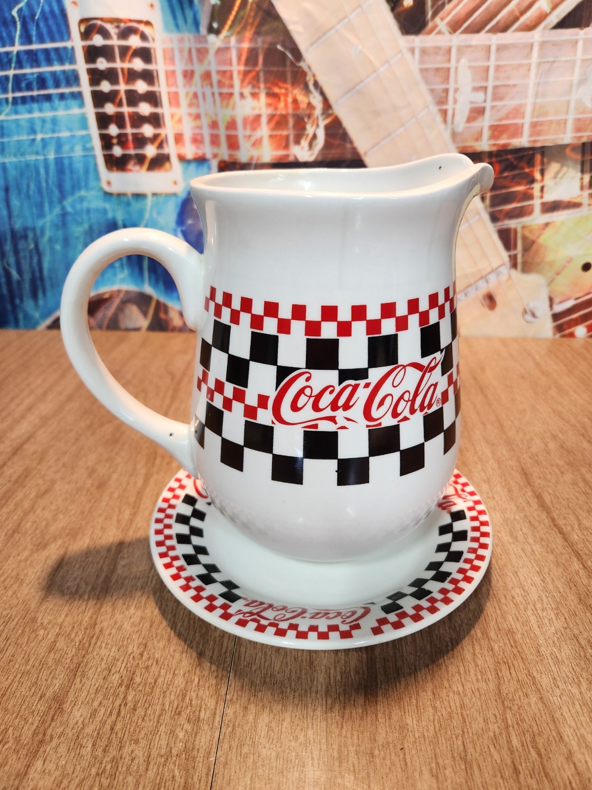 Coca Cola 72 Oz Pitcher 7 1/2″ & Saucer Black Red Checkerboard 1996 Gibson
