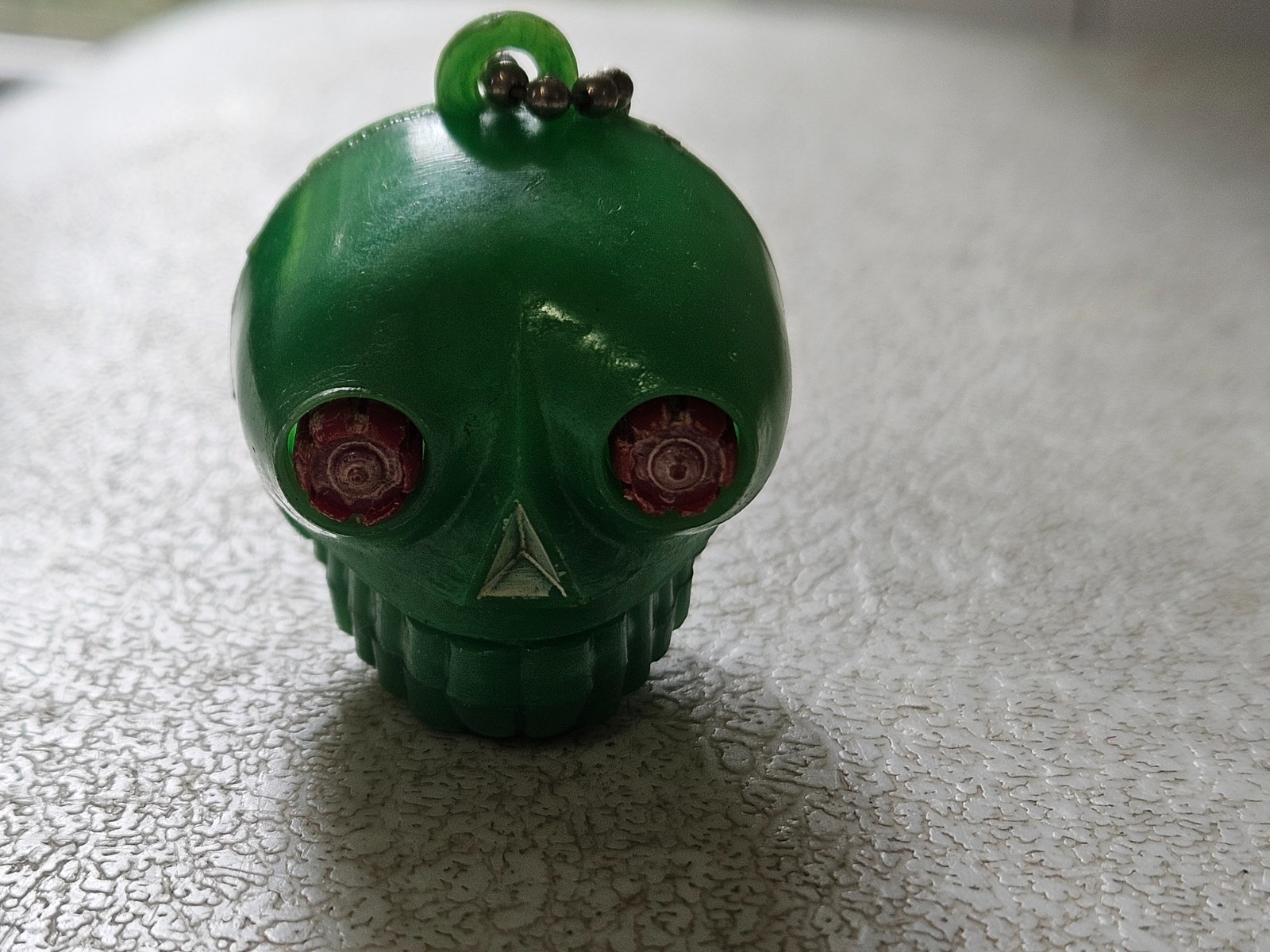PLASTIC SKULL HINGED JAW POP OUT EYES & TONGUE GUMBALL PRIZE CHARM KEYCHAIN