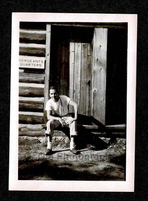 RUSTIC SERGEANTS QUARTERS SIGN LOG BLDG MAN TOURIST OLD/VINTAGE PHOTO- E539